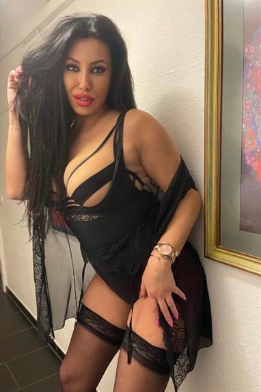 Escorts Salawaad, Pula - 963